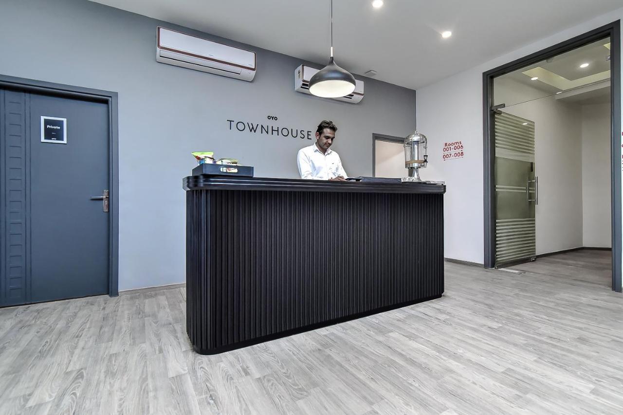Hotel Oyo Townhouse 044 Sector 14 Gurugram Gurgaon Exterior foto